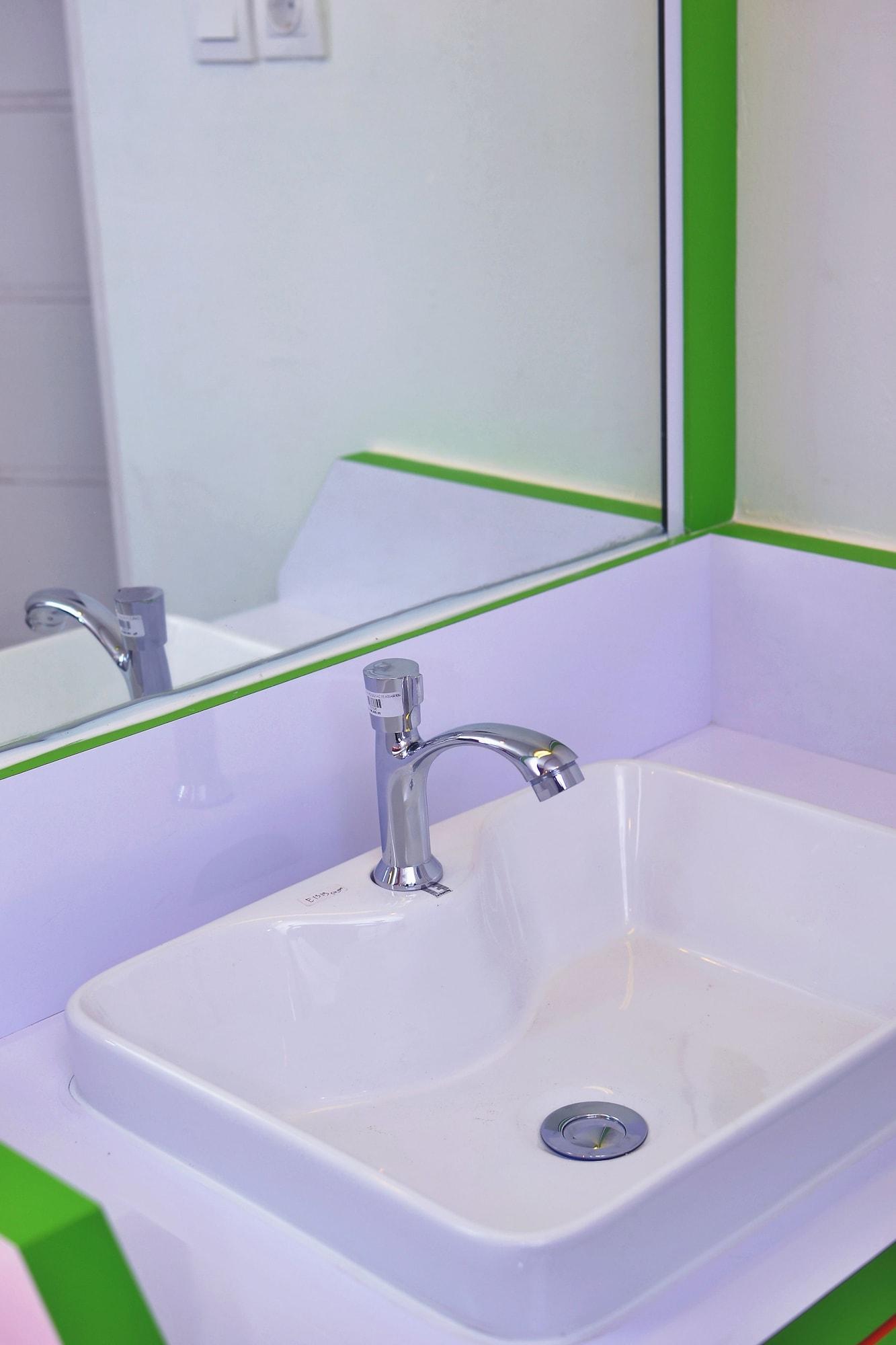 Titanium Express Homtel Hotel Джакарта Екстериор снимка
